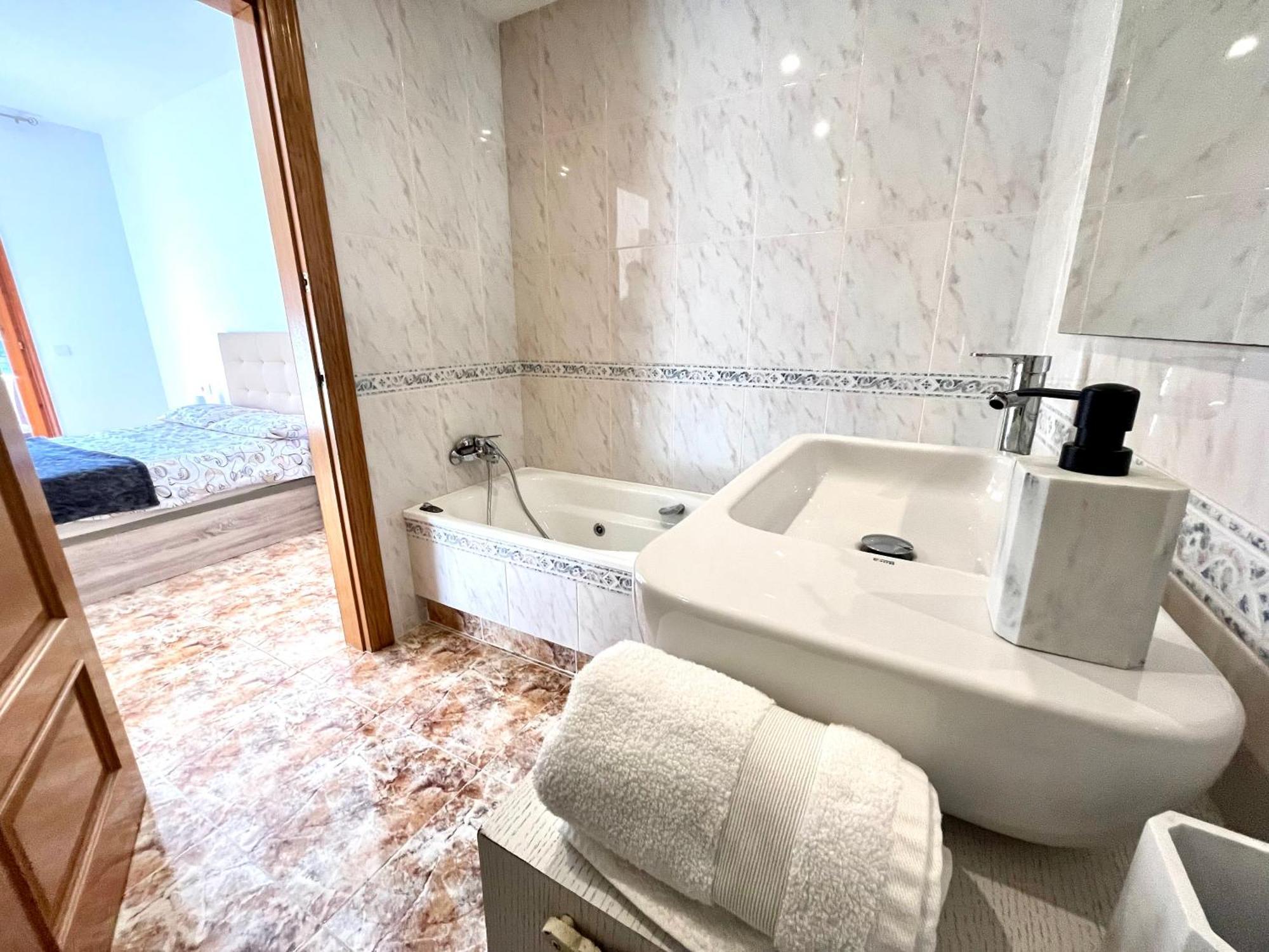 Amplio Apartamento, 5 Camas Sant Esteve Sesrovires Exterior foto